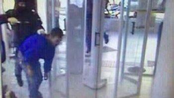 GRUPO FORTEMENTE ARMADO ASSALTA BANCO E LEVA FUNCIONRIO EM SC