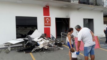 MADRUGADA DE TERROR EM POUSO REDONDO, BANDIDOS ARROMBAM BANCOS E INCENDEIAM VECULOS