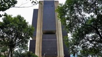 BANCO CENTRAL DETERMINA LIMITE DE TARIFA PARA CARTES DE BANCOS E FINTECHS