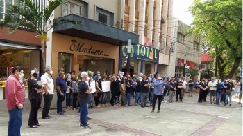  FUNCIONRIOS APOSENTADOS DO BANCO DO BRASIL PROTESTAM CONTRA A ALTA EM CUSTOS DE PLANO DE SADE   