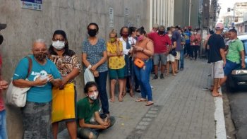 CLIENTES CHEGAM S 3H E SE AGLOMERAM EM FILA PARA TER ATENDIMENTO EM BANCO