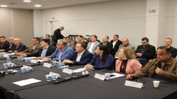AP�S SETE HORAS DE NEGOCIA��O, FENABAN N�O APRESENTA PROPOSTA CONCRETA E TENTA DIVIDIR MESA DE NEGOCIA��O 