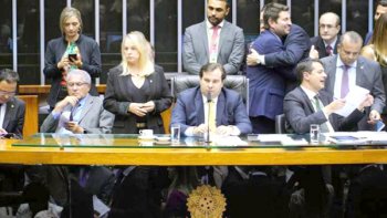LEI QUE IMPEDE ABERTURA DE BANCOS NOS FINS DE SEMANA AMEAADA