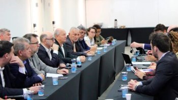 CAIXA TENTA JOGAR D�FICIT DO SA�DE CAIXA NO COLO DOS EMPREGADOS E ENFRENTA REJEI��O NA MESA