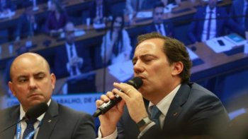 PRESIDENTE DA CAIXA CEDE E VAI CONTRATAR, MAS ANUNCIA FECHAMENTO DE AGNCIAS