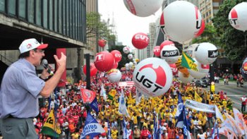 RUAS DE S�O PAULO FICAM TOMADAS PELAS CORES DAS CENTRAIS SINDICAIS EM PROL DO TRABALHADOR
