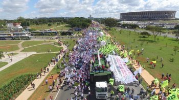 TRABALHADORES MOSTRAM FORA EM PROTESTO NA ESPLANADA