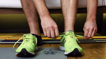 O VRUS EST NAS ROUPAS, NOS SAPATOS, NO CABELO OU NO JORNAL?