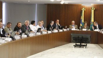 SINDICALISTAS E EMPRESRIOS ENTREGAM PROPOSTA A DILMA PARA RETOMAR CRESCIMENTO ECONMICO